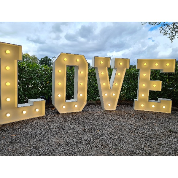 LOVE LED Leuchtbuchstaben 120cm - Hochzeit Mieten